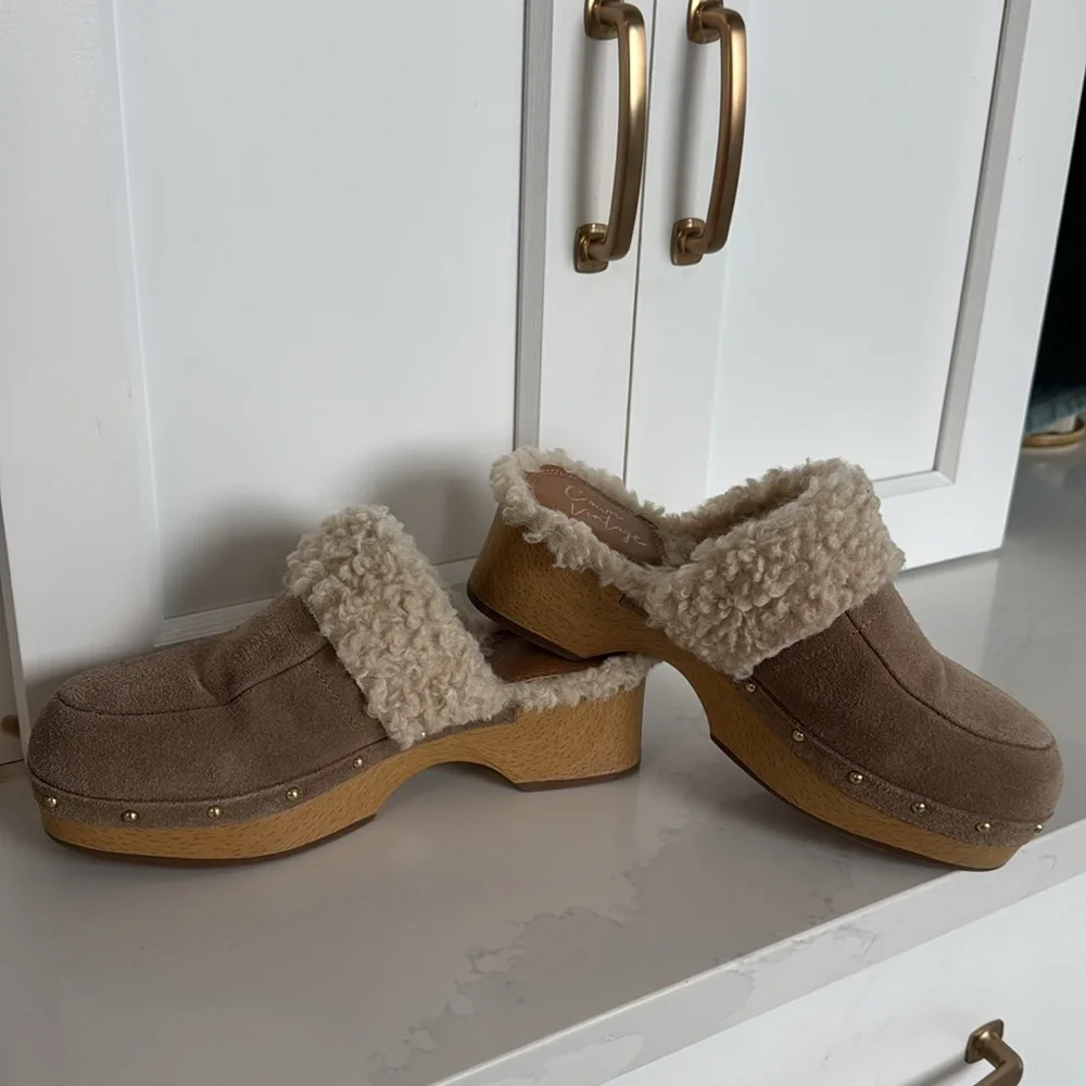 Crown Vintage mules in size 6. - Picture 7 of 7